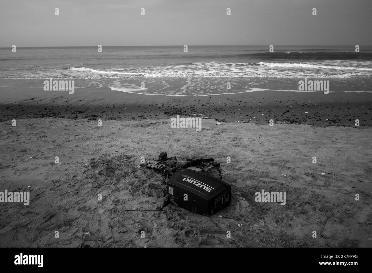 ©Michael Bunel / Le Pictorium/MAXPPP - Michael Bunel / Le Pictorium - 15/11/2021 - Frankreich / Haut de France / Calais - Carcasse d'un moteur de bateau pneumatique abaondonne sur la Plage de la dune du Slack pres de Wimereux. Selon la prefecture maritime 12 000 tentatives ont ete effectue entre janvier et juillet 2021 dernier. En comparaison en 2019, 2294 tentatives ont ete enregistrees. 15. November 2021. Wimereux Novembre 2016, la «Jungle» de Calais, plus Grand bidonville d'Europe, etait evakuee. Cinq ans apre`s, les Exiles sur la Route de la Grande Bretagne sont toujours la` et des Campements Stockfoto